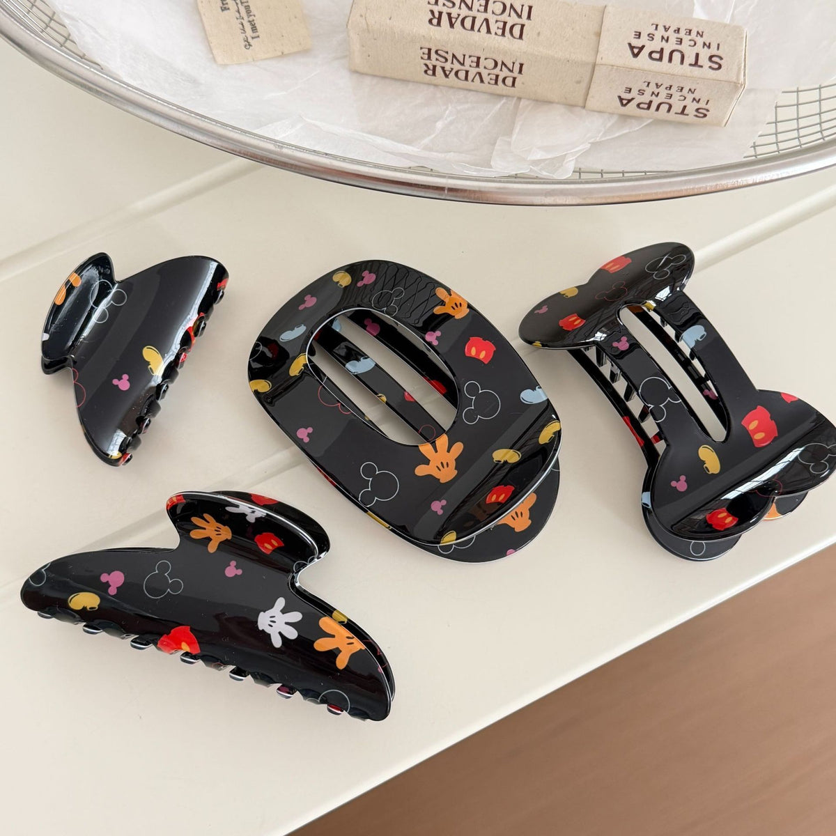 【MOQ 12 PCS】Cute Hand Print Black Acrylic Hair Claw – Back Updo Clip