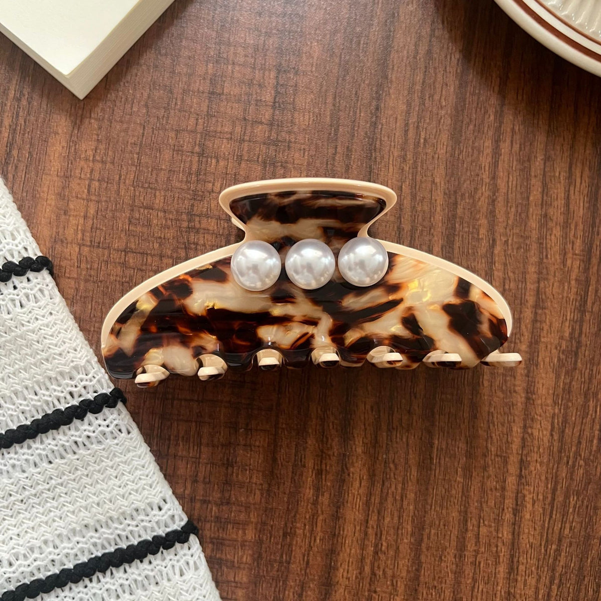 【MOQ 12 PCS】Acetate Tortoiseshell Pearl Claw Clip, Elegant Back Head Updo Hair Clip