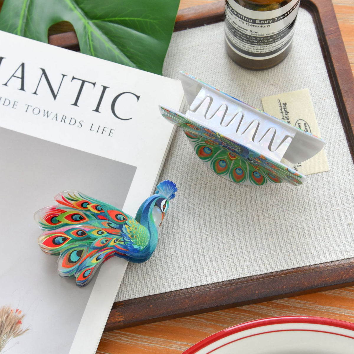 【MOQ 12 PCS】3D Peacock Fan Hair Claw – Ethnic Print Shark Clip