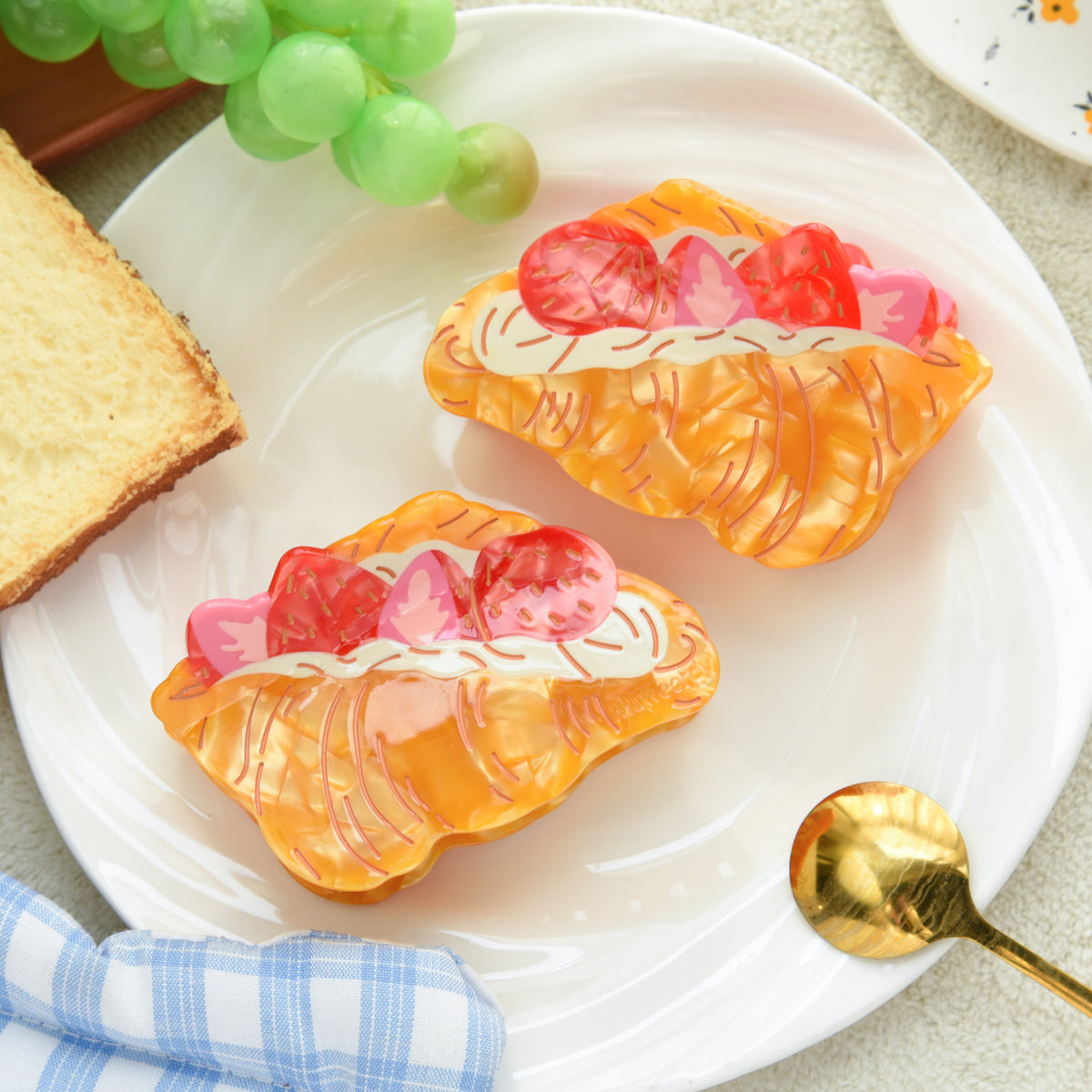 【MOQ 12 PCS】Creative Strawberry Croissant Acetate Shark Claw