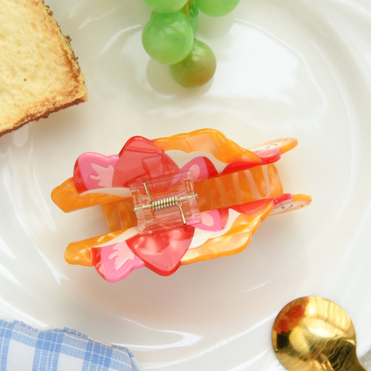 【MOQ 12 PCS】Creative Strawberry Croissant Acetate Shark Claw