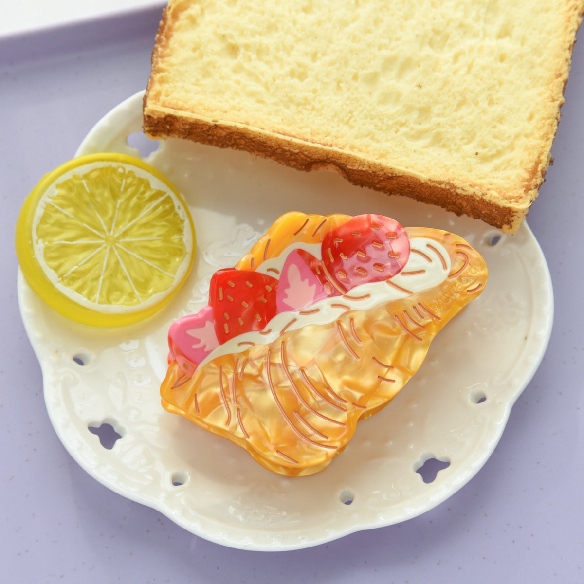 【MOQ 12 PCS】Creative Strawberry Croissant Acetate Shark Claw