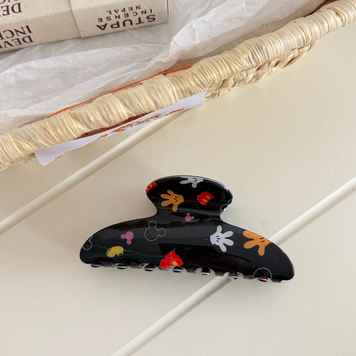 【MOQ 12 PCS】Cute Hand Print Black Acrylic Hair Claw – Back Updo Clip