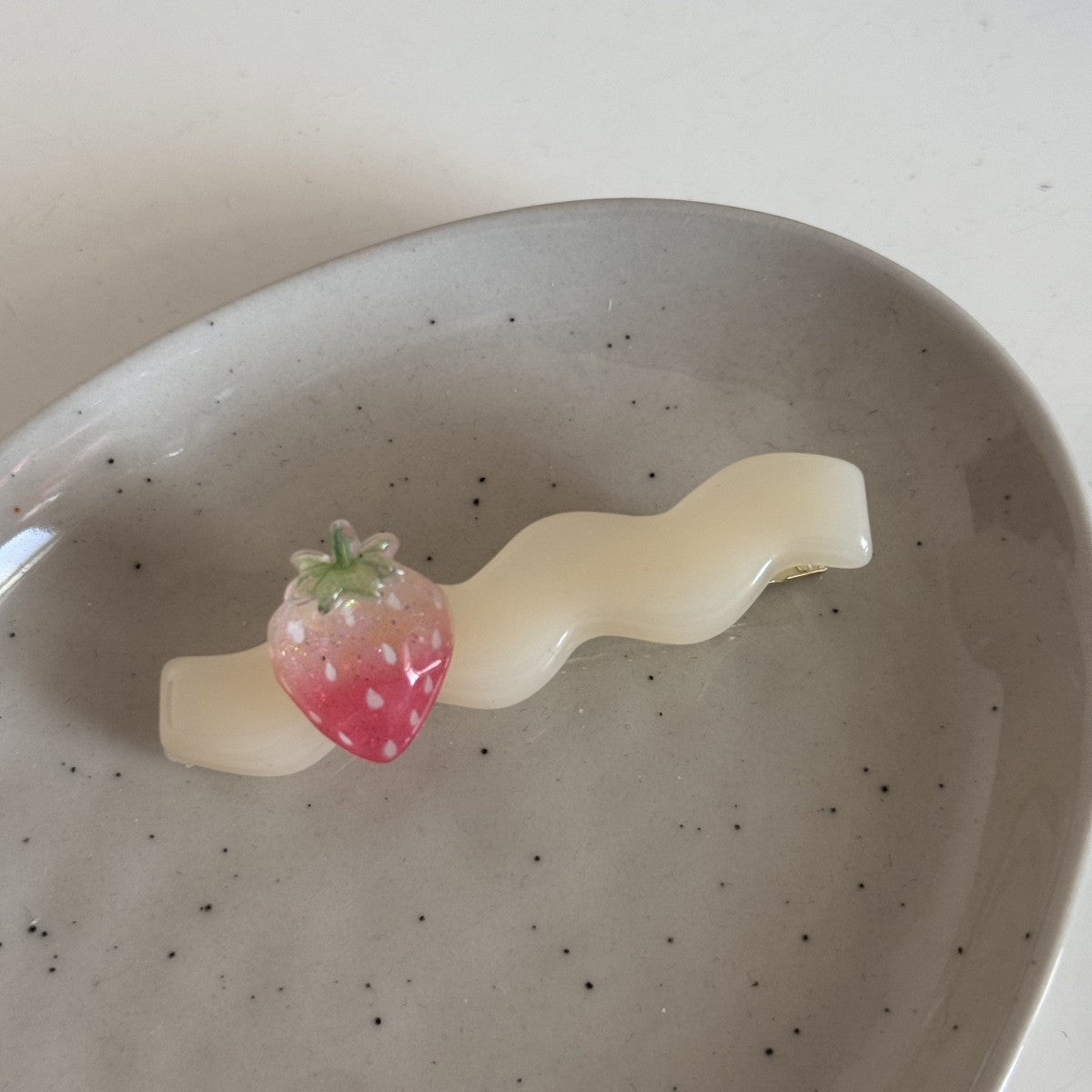 【MOQ 12 PCS】Cute Strawberry Hair Clip Sweet Side Bangs Broken Hair Barrette